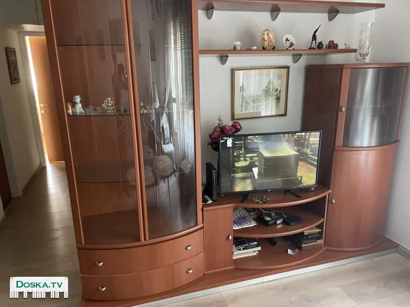 Продоется буфет с витриной. Стол обеденный раздвижной с 4 стульями.