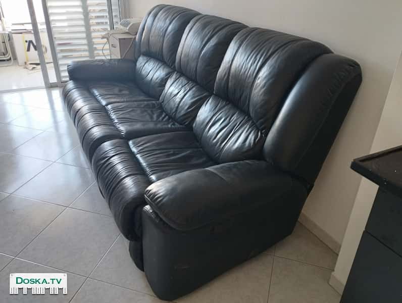 Отдам бесплатно диван трехместный с двумя реклайнерами(выдвижные подставки для ног)