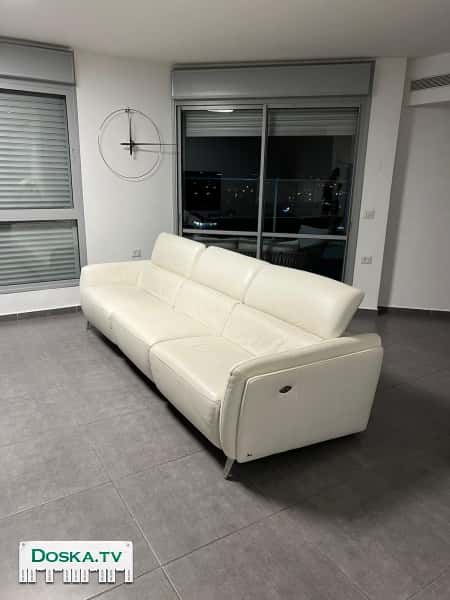 Продаю диван кожаный итальянский фирмы Nicoletti .выглядит как новый.