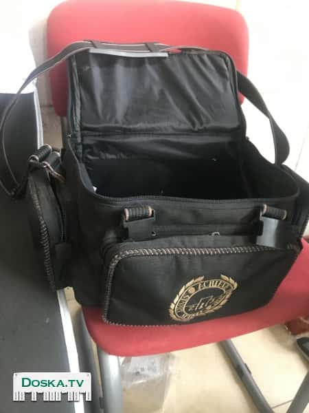 В хорошем состоянии,целая вся! сумка для видеокамеры или принадлежностей!