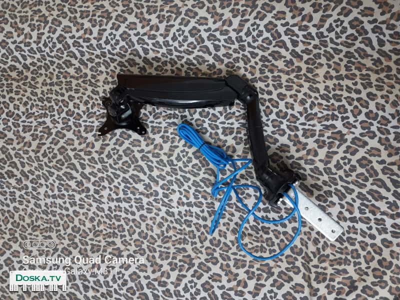 крепление под телевизор на стену. Состояние отличное.