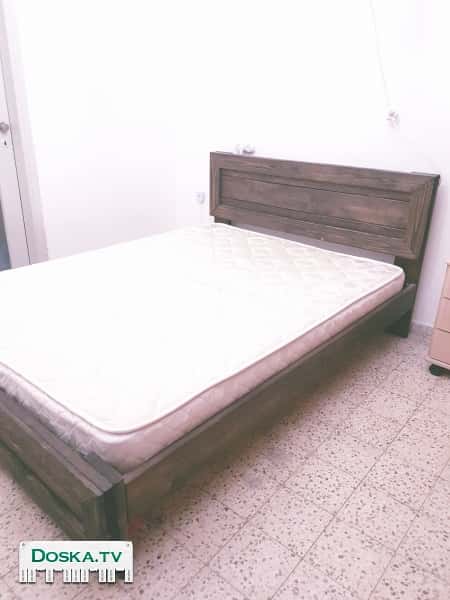 Продаю кровать, и матрац и стол полированный вместе.  мерки