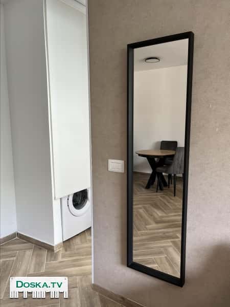 Дизайн позволяет интегрировать зеркало как в спальню, так и в