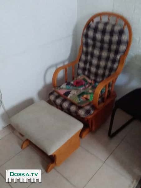 Кресло качалку с подставкой для ног и ковриком