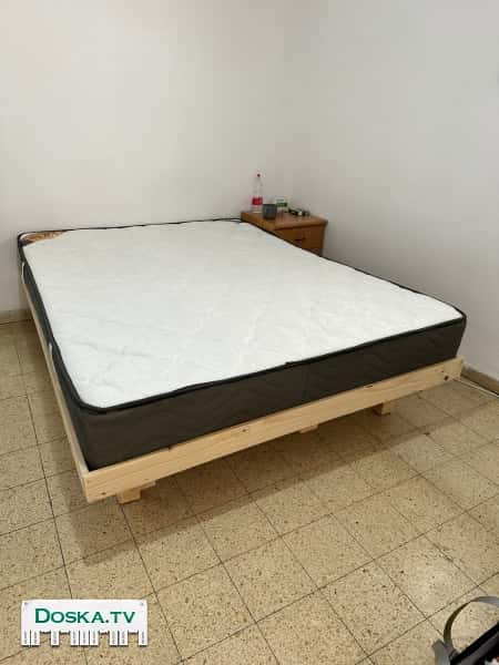 Кровать деревянная с матрасом в идеальном состоянии 140*190