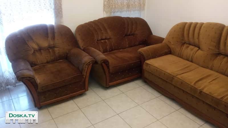 диван из трёх частей в хорошем состоянии коричневого цвета. Стоимость