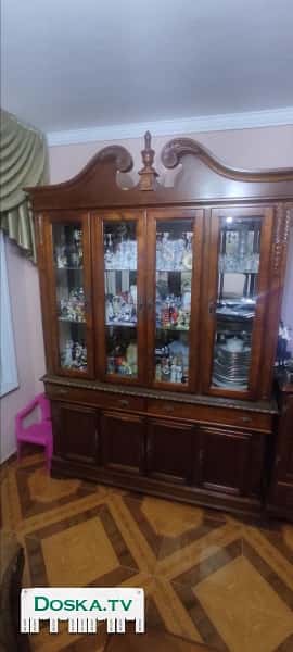 Витрина в итальянском стиле и тумба под ТВ с мраморным