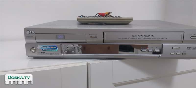 рабочий видеомагнитофон.