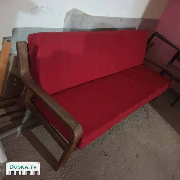 ДИВАН НА ДЕРЕВЯННОЙ ОСНОВЕ, ПОДУШКИ И ПОРОЛОН НОВЫЕ.