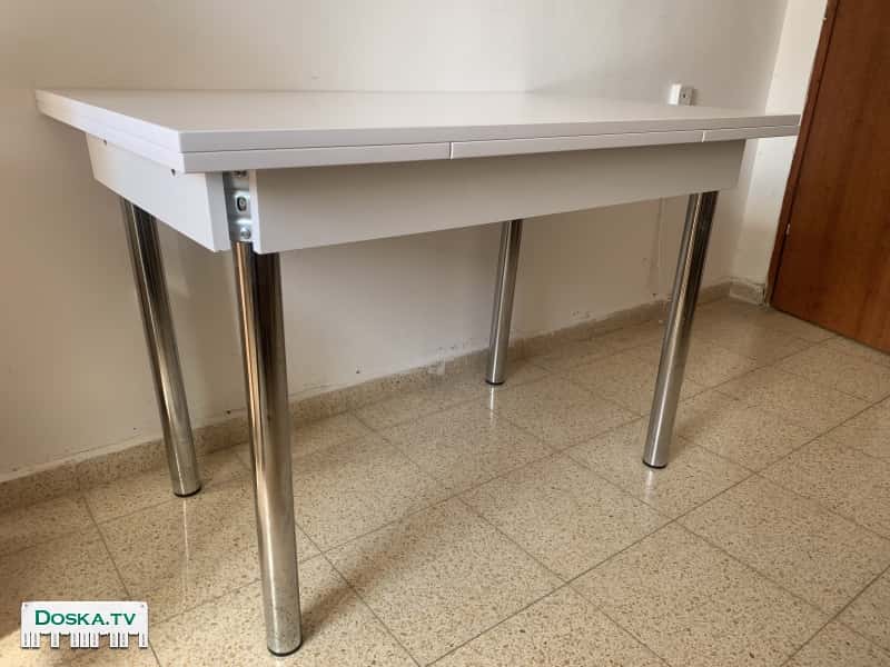 Стол белый раздвижной На металлических ножках Ширина 70 см Длина