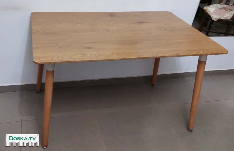 Стол обеденный. Цвет - светлое дерево