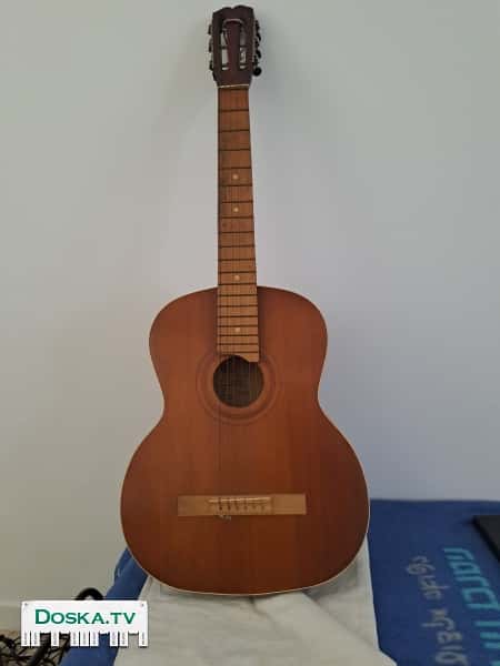 недорого 6 ти струнную гитару в хорошем состоянии-80 шек.