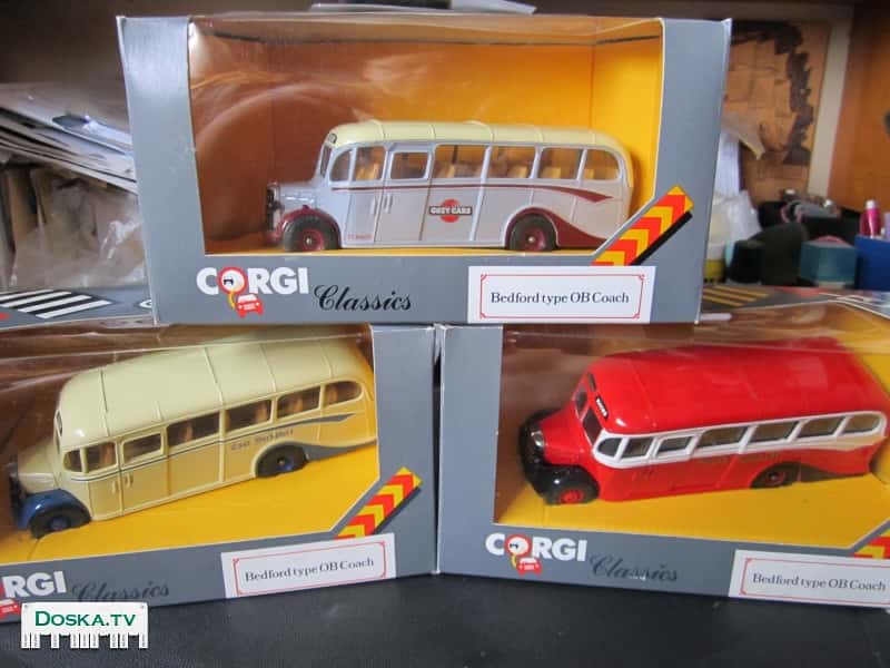 3 модели автобусов "Bedford type OB coach" фирмы "Corgi" в