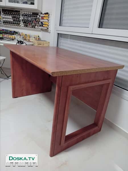 Добротный крепкий письменный стол.