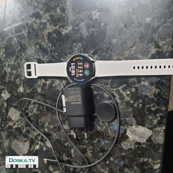 Б.ув идеальном состояний  пленку еще не снимала с экрана,