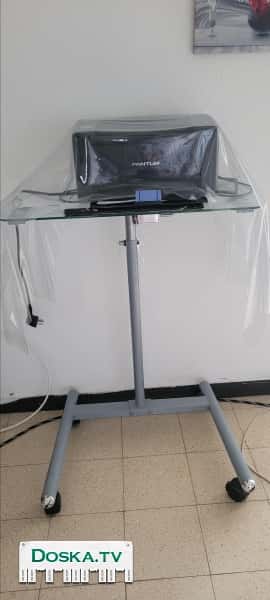 компьютерный столик стеклянный на колёсах.