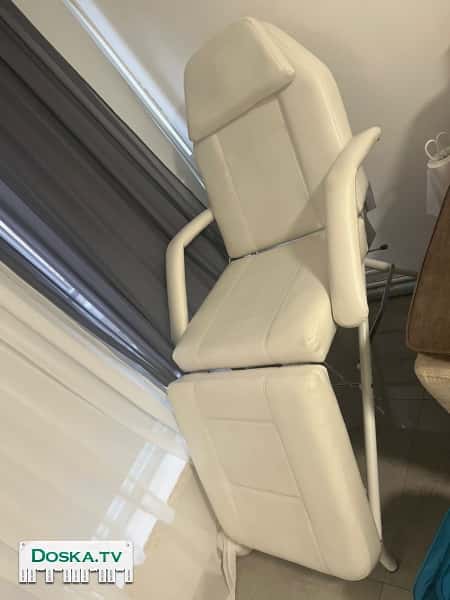 Косметологическое кресло (кушетка) в хорошем состоянии.
