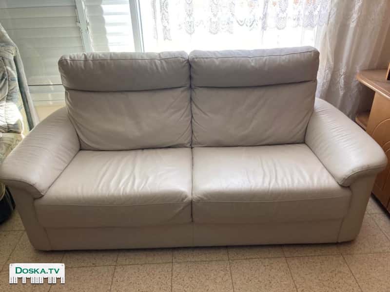 В наличии два дивана из искусственной кожи белого цвета. Один