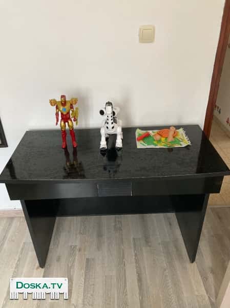 Письменный стол Деревянный черного цвета В столе выдвижная полка