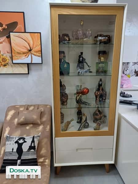 Высота 1.90,ширина 80 и глубина 60. Есть 2 выдвижных ящика.в