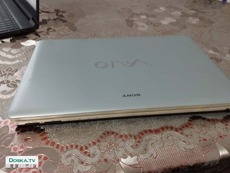 ноутбук в рабочем состоянии, отсутствует шнур для подзарядки, ноутбук включается,