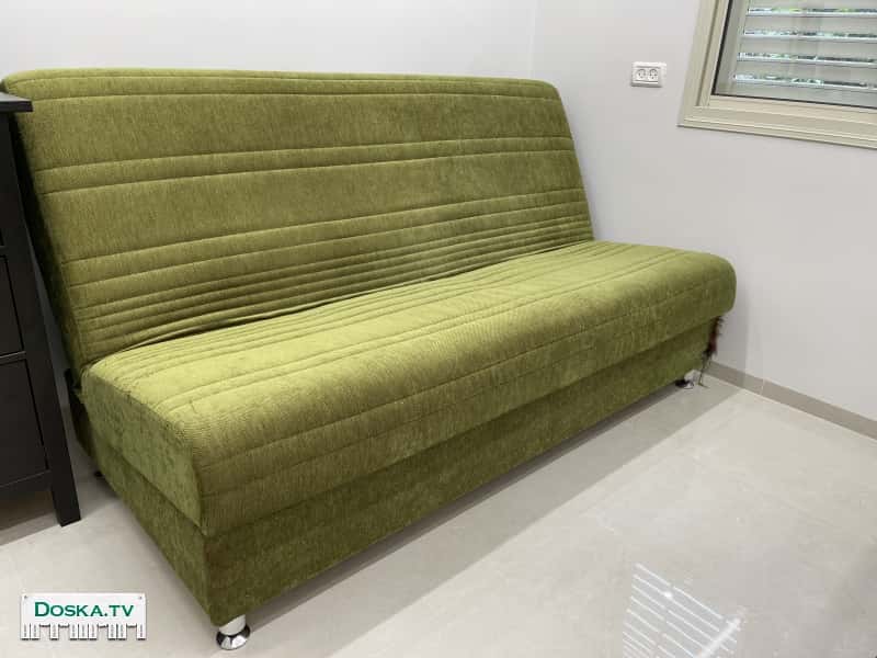 диван , подходит для подростка или гостей, раскладывается на 120см.