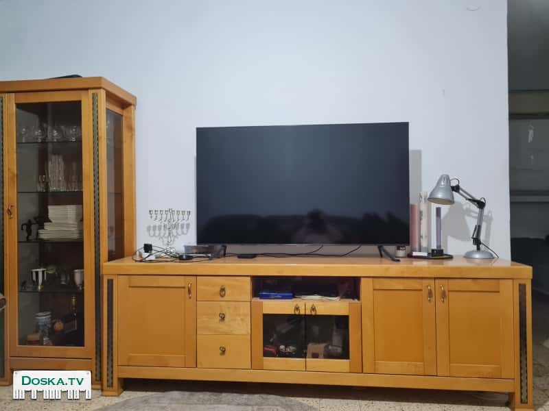 Продаю витрину и тумбу под телевизор.