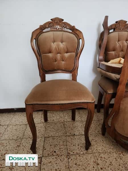 Продаю стол и 6 стульев.