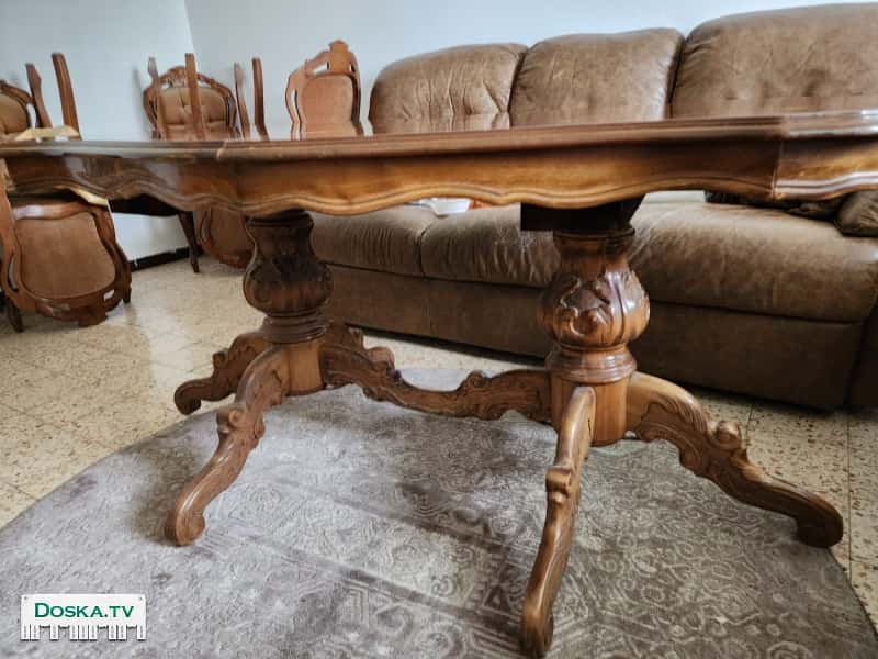 Продаю стол и 6 стульев.