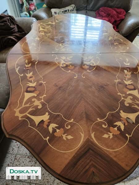 Продаю стол и 6 стульев.