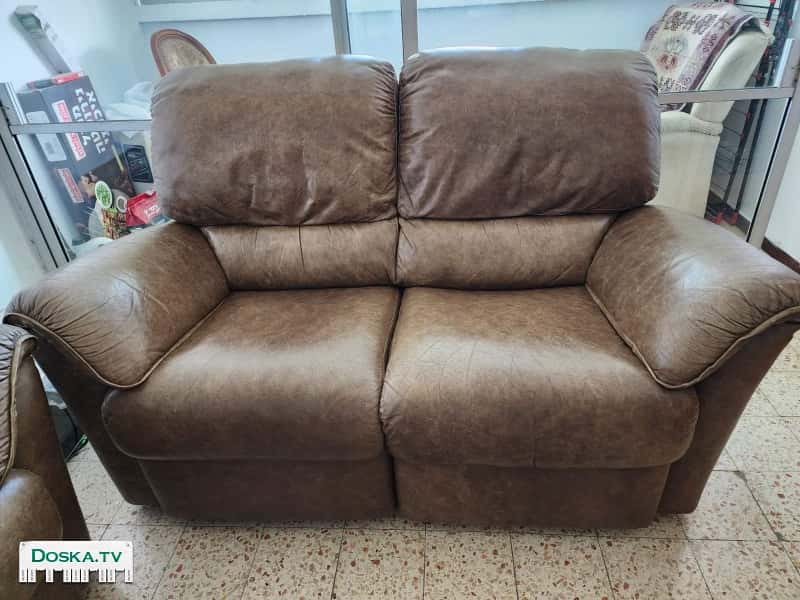 Продаю 2 кожаных дивана,2+3.