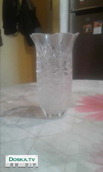 Красивая хрустальная ваза