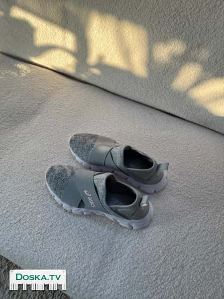 Продаю кроссовки новые. Куплены в Америке за 50 доллар. Размер