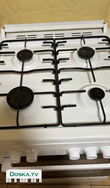 В связи с переездом  печку. Пользовались аккуратно около года.