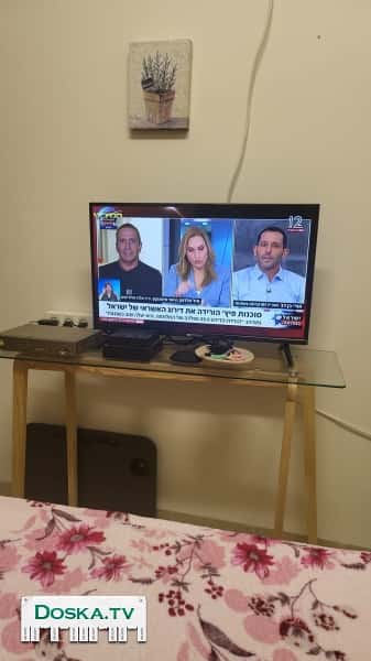 В связи с переездом  угловой стол, этажерка,стол и телевизор.