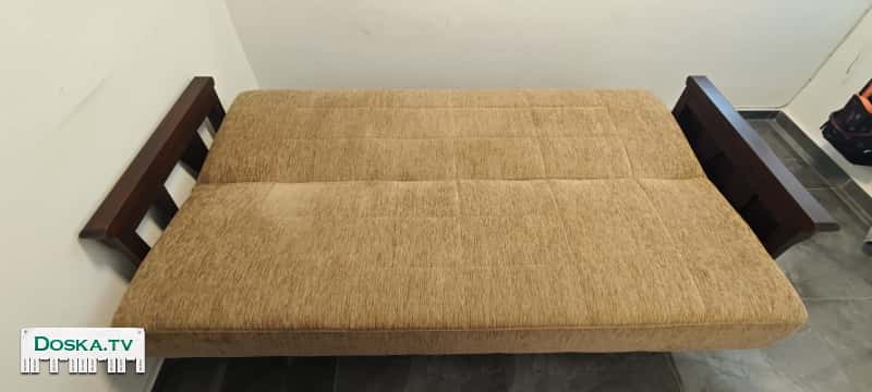 Хороший диван Под низом есть место для хранения вещей