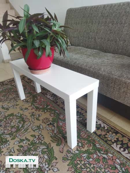 Столик узкий белый с дополнительной полкой  внизу.  2