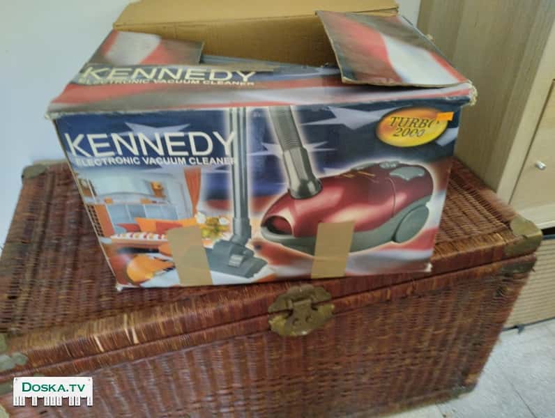 Мощный простой пылесос, классической конструкции.