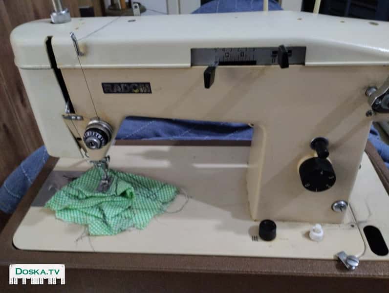 Старая-добротная машинка. Исполнена в металле. Отлично шьёт, готова к работе.