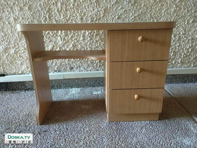 Небольшой письменный стол в хорошем состоянии