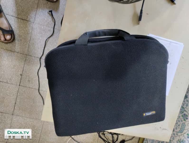 Морально устаревший, но вполне себе живой ноут. (За исключением батареи).