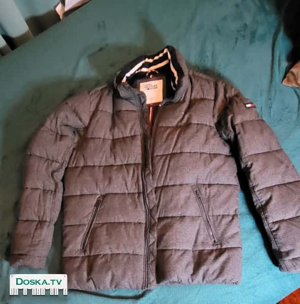 Тёплая куртка, капюшон отстегивается, цвет темно серый.