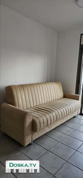 Срочно  практически новый диван-кровать книжка светло-оранжевого цвета, высокая спинка,