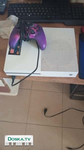 xbox one с одним джостиком кабелем питания,кабелем hdmi,жосткий диск 1тробайт.без