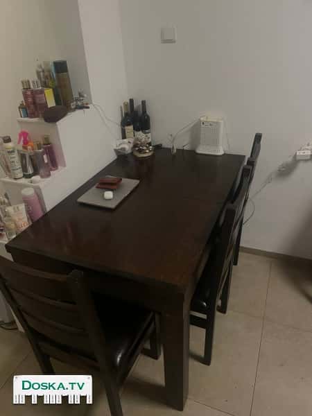 стол и стулья в отличном состоянии В тонах очень красивого