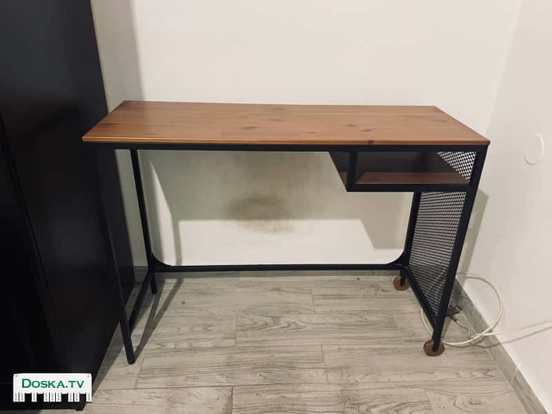 рабочий стол  (для удобства перемещения на нём установлены колесики)