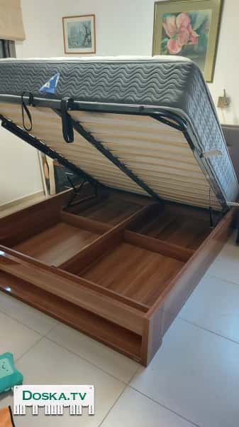 Кровать вместе с матрасом в отличном состоянии