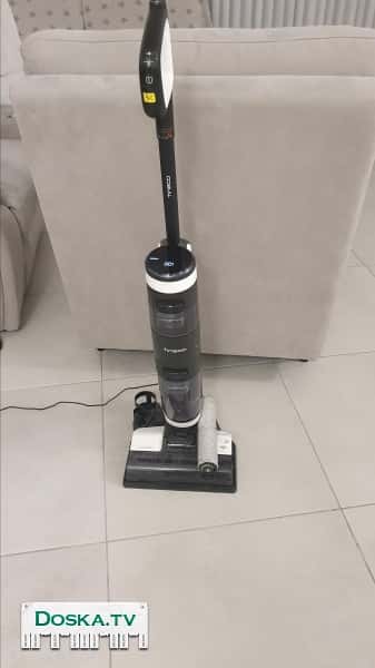 Моющий пылесос в рабочем состоянии.