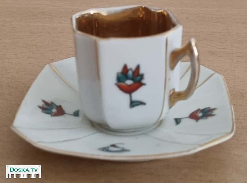 Винтажная минитатюрная чашечка с блюдцем.