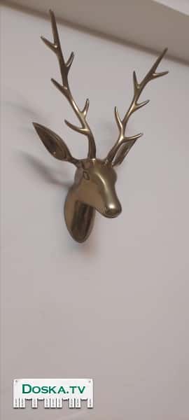 Декоративная голова оленя золотого цвета. Для крепления на стене салона,